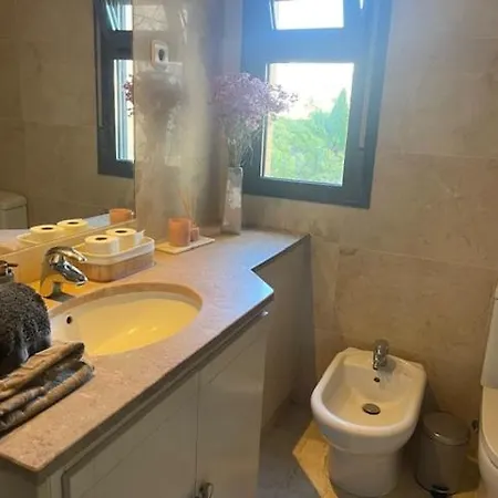 Besthomestay- Lisbon- Garden, Pool & Garage Apartment *
