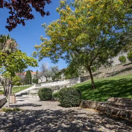 Besthomestay- Lisbon- Garden, Pool & Garage דירה ליסבון